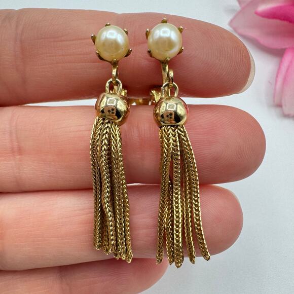Vintage Faux Pearl And Tassel Clip On Earrings Gold Tone Chic Occasion Holiday - Picture 2 of 10